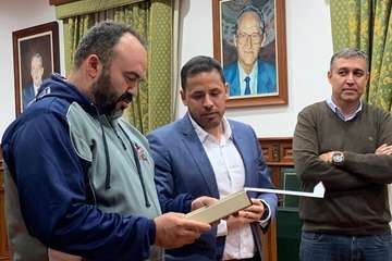 El Ayuntamiento recibe a Los Nietos de SaryMánchez, ganadores del primer premio de interpretación del Carnaval capitalino (Foto TA)